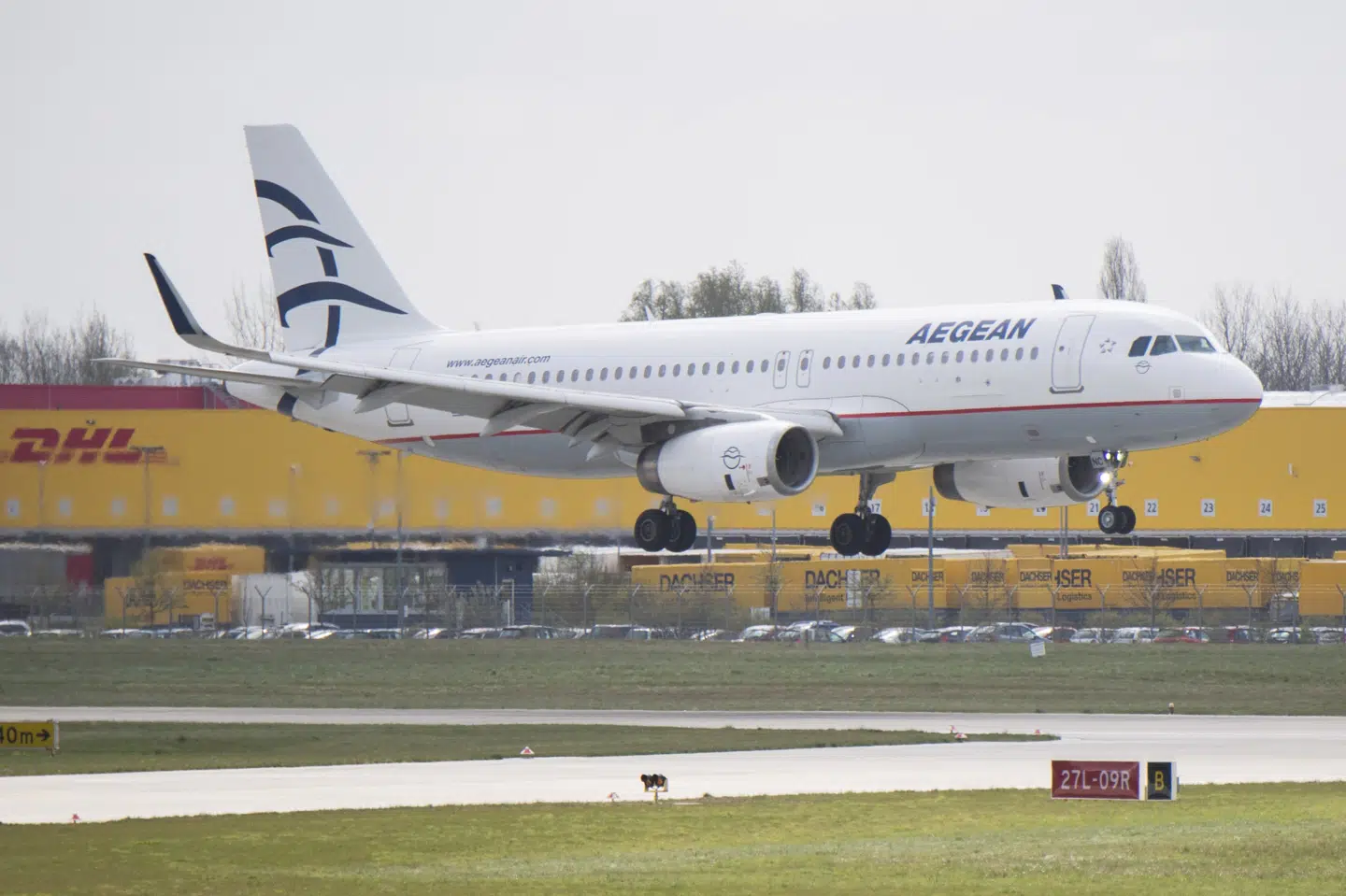 Et fly med flygtninge fra græske lejre landede torsdag i Hannover. Det er flygtninge, som Tyskland har accepteret at tage imod for at lette presset på Grækenland. Om bord var de sidste af 3000 flygtninge, som Tyskland i denne omgang har accepteret at tage imod. De har ikke græsk asyl og er derfor i en anden kategori end de flygtninge, som Tyskland nu arbejder på at sende tilbage til Grækenland. Julian Stratenschulte/Ritzau Scanpix
