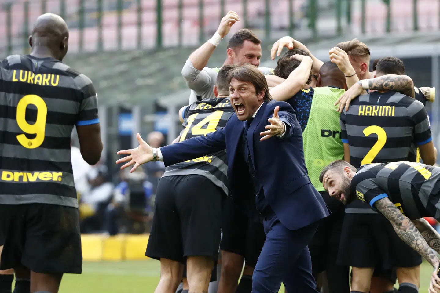 Antonio Conte var ekstatisk efter Matteo Darmians scoring. Alessandro Garofalo/Reuters