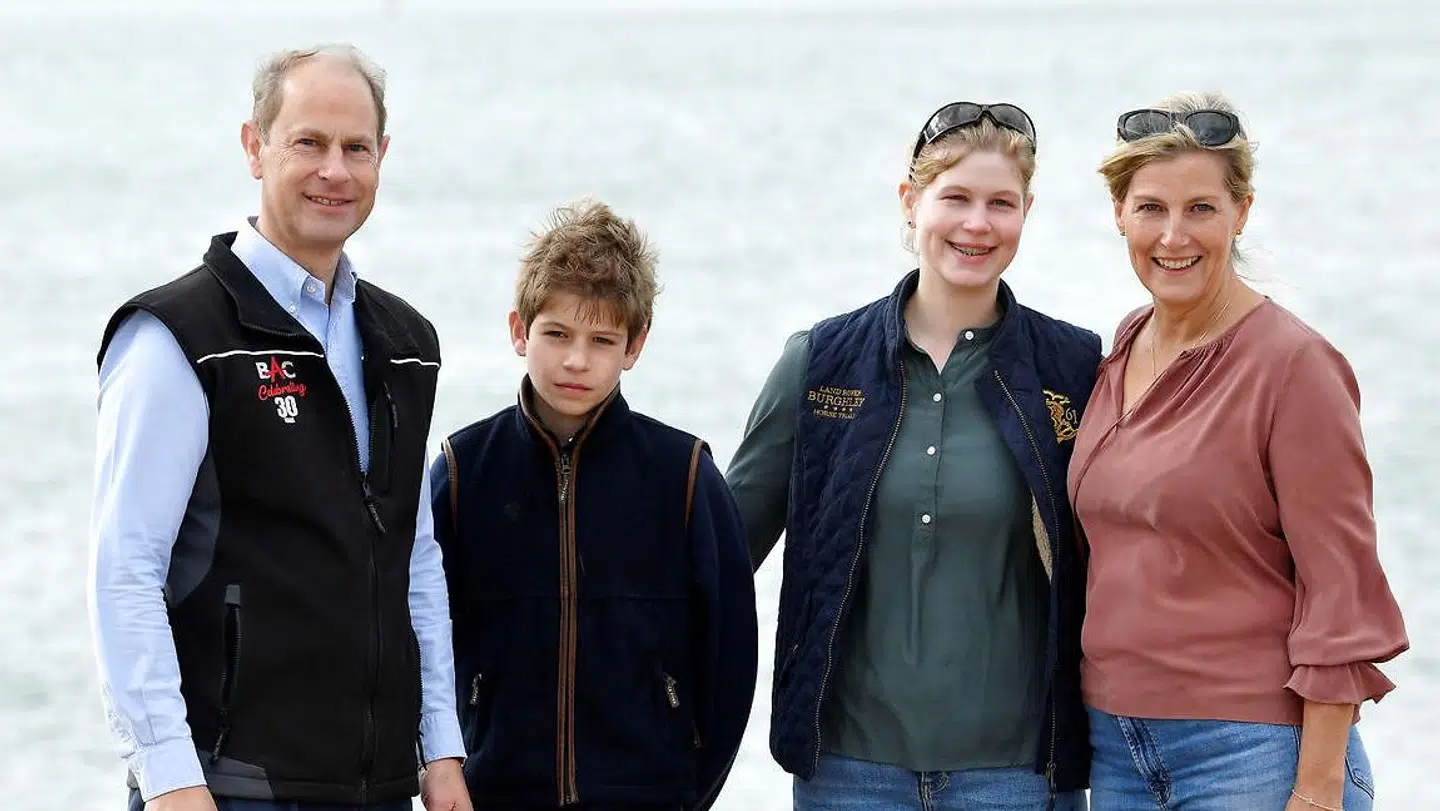 Lady Louise ses her sammen med sine forældre og bror i 2020, da de deltog i en oprydningsdag på stranden.