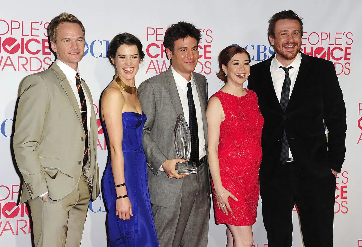 The cast of "How I Met Your Mother" (L-R) Neil Patrick Harris, Cobie Smulders, Josh Radnor, Alyson Hannigan and Jason Segel pose with their award for Favorite Network TV Comedy in the press room at the 2012 People's Choice Awards at the Nokia Theatre in Los Angeles, California, January 11, 2012. AFP PHOTO / Robyn Beck. ROBYN BECK / AFP