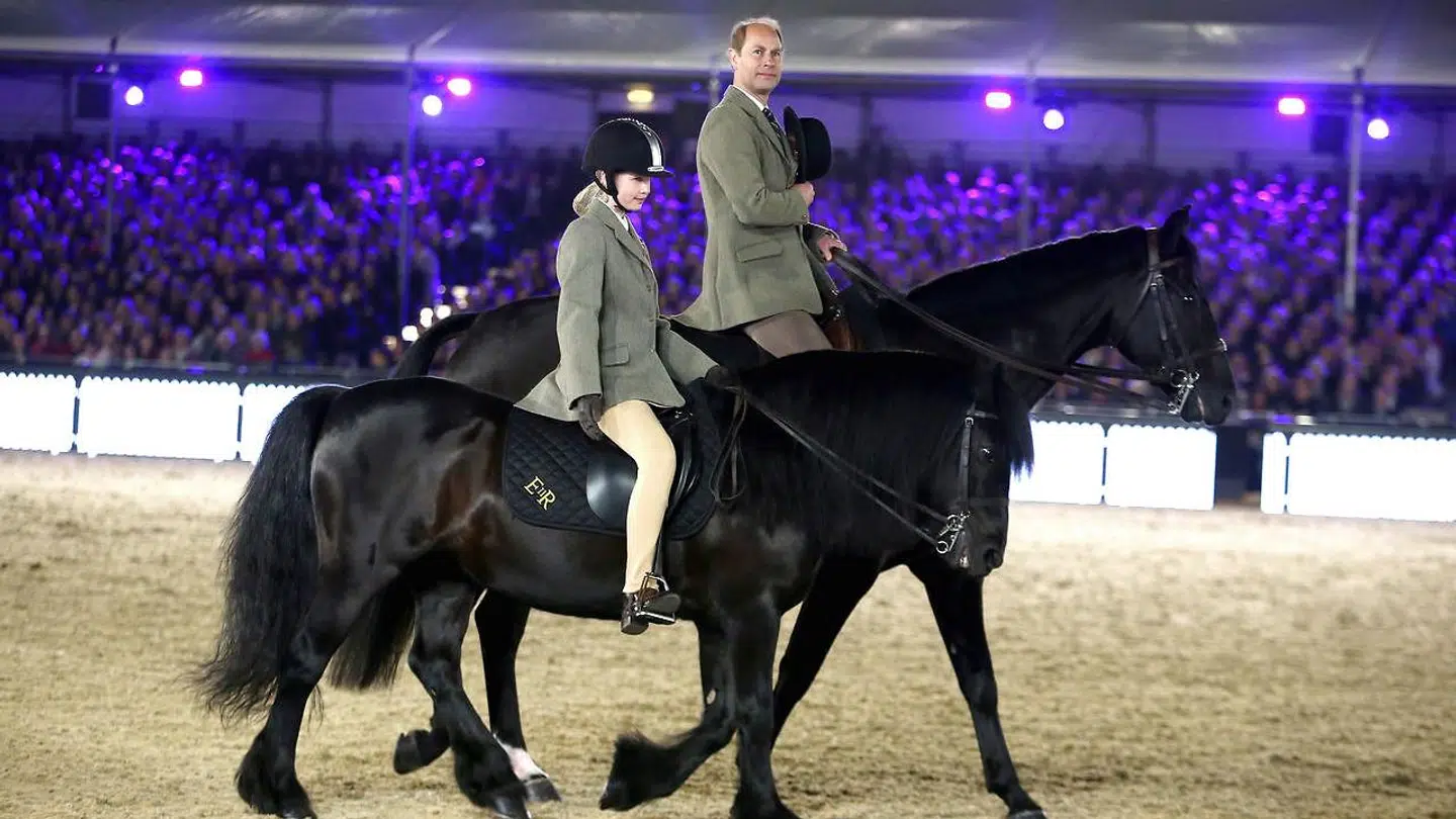 Lady Louise er også en ganske habil rytter. Her ses hun med sin far.
