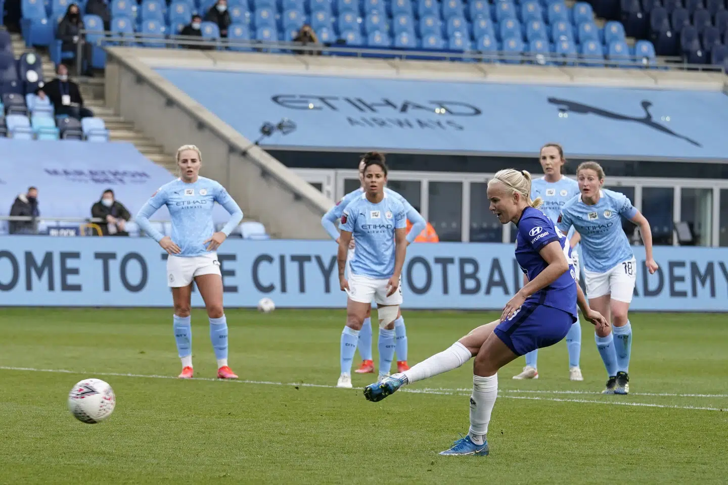 Pernille Harder scorede på straffespark, da Chelsea onsdag spillede 2-2 mod Manchester City. Andrew Yates/Ritzau Scanpix
