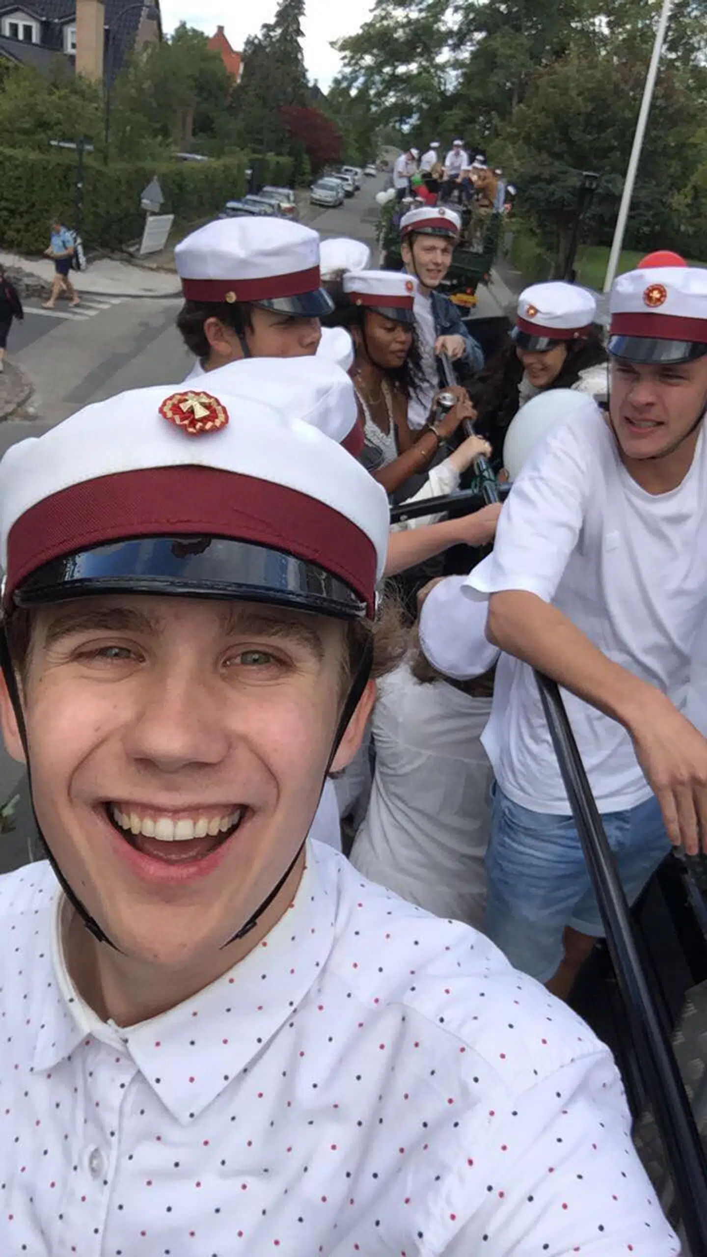 Marcuz Jess Petersen tog et billede under studenterkørsel-optagelserne.