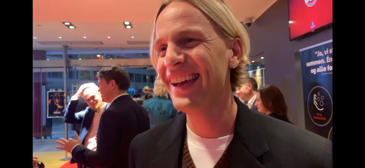 Scarlet Pleasures forsanger Emill Goll er i sine teenageår blevet hjulpet hjem af Mads Mikkelsen efter en fest.