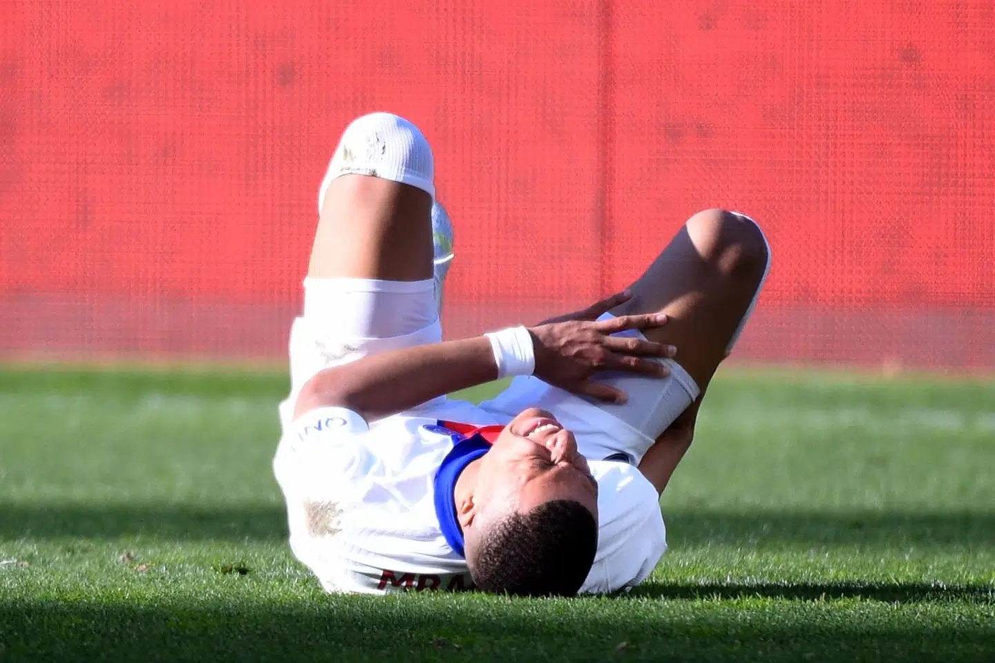 Mbappé var tydeligvis i smerter under kampen mod Metz efter et slag på låret. Jean-Christophe Verhaegen/Ritzau Scanpix