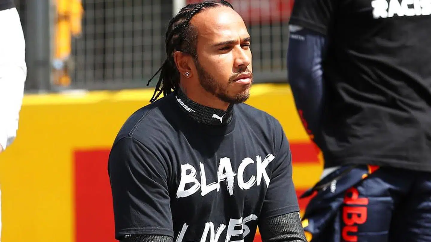 Det bliver ulovligt at bære politiske budskaber på tøjet under OL i Tokyo. Her er det Lewis Hamilton, der bærer en T-shirt med budskabet 'Black Lives Matter' inden det britiske Formel 1-løb på Silverstone.