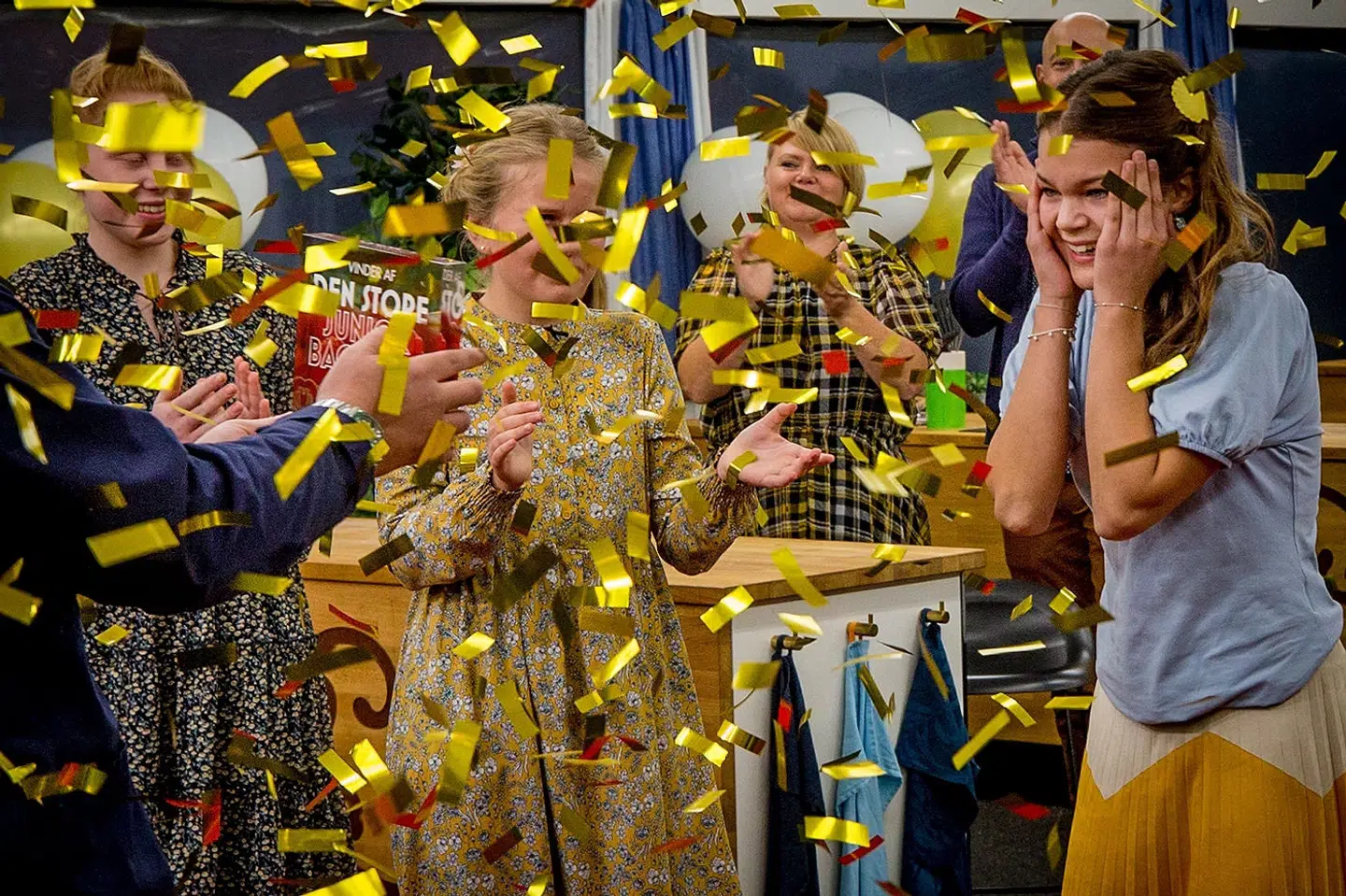 14-årige Malou Damgaard Hounisen (th) vinder Den store juniorbagedyst 2021. (Carsten Mol, DR) DR/Free