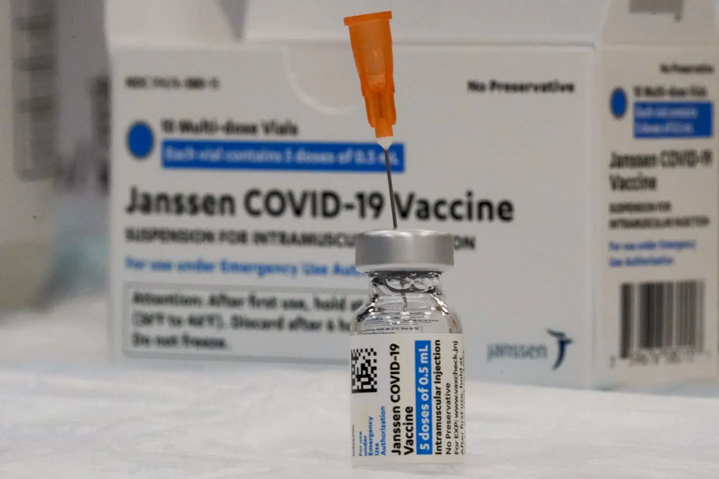 Covid-19-vaccinen fra Johnson & Johnson er en af de coronavacciner, der er i brug. USA har netop godkendt at bruge den igen efter en pause på grund af frygt for bivirkninger. Mary Altaffer/Ritzau Scanpix