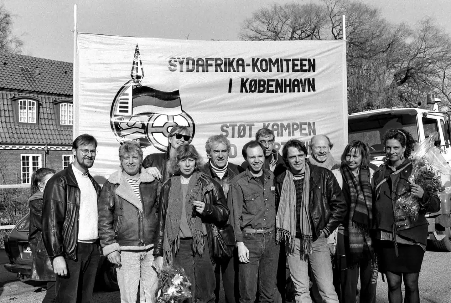 Camilla Plum er vokset op på venstrefløjen. Her er hun til demonstration mod apartheid og mod de bøder, hun sammen med andre kendte havde fået for at sætte røde håndaftryk på ambassadeporten. Til stede er blandt andre Michael Falch, Ole Sohn, Leif Sylvester Petersen, Henrik Strube, Eva Madsen, Tom McEwan, kulturborgmester Tom Ahlberg, Jesper Jensen, Tine Bryld og Camilla Plum.