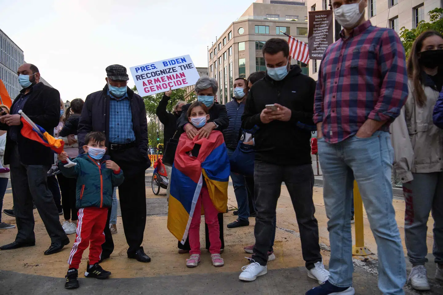 Det var på forhånd ventet, at Joe Biden ville betegne massakrerne på armeniere for et folkedrab. Mens erklæringen fra Det Hvide Hus blev udsendt lørdag middag lokal tid, havde armeniere samlet sig foran præsidentboligen i Washington D.C. Nicholas Kamm/Ritzau Scanpix