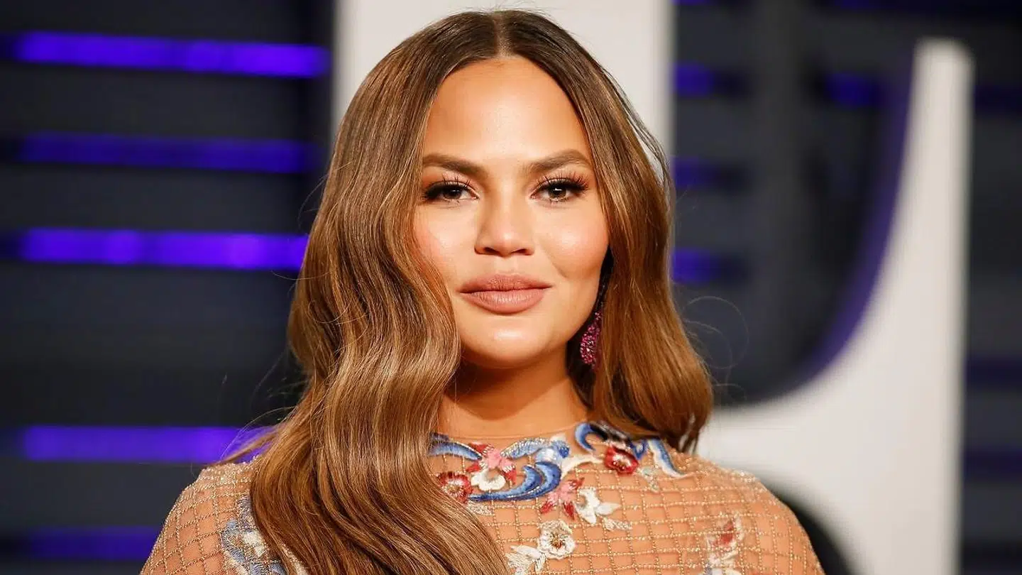Chrissy Teigen ses på den røde løber. Hun er veninde med Kim Kardashian og hendes mand John Legend er venner med Kanye West.
