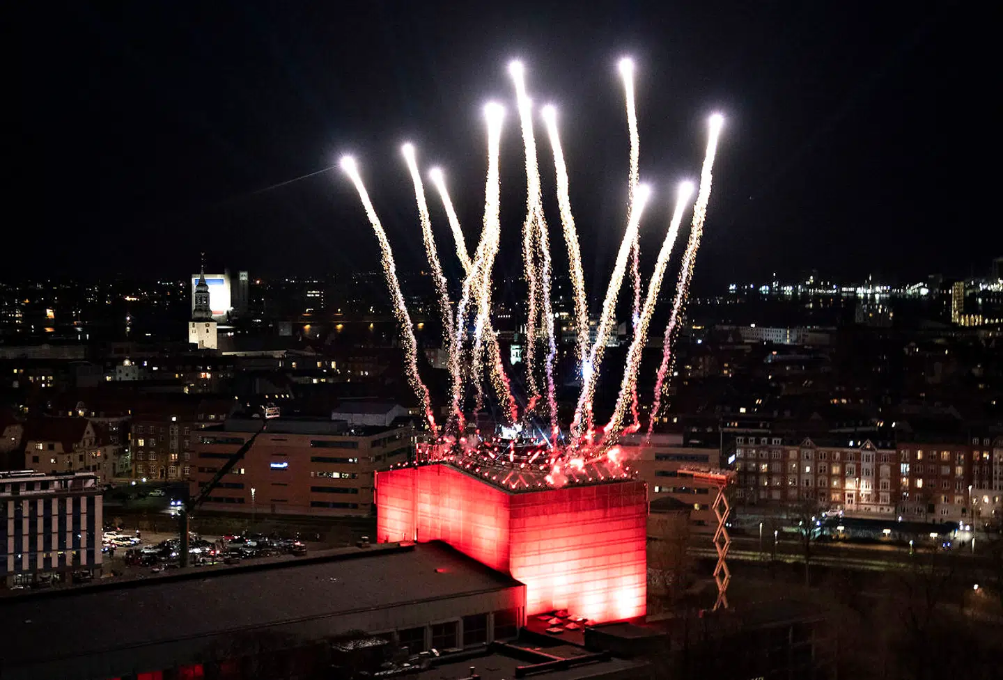 DJ Martin Jensen ses her live fra taget af scenetårnet i Aalborg Kongres & Kultur Center (AKKC), fredag aften den 16. april 2021. Martin Jensen har spillet på nogle af de største scener verden over, Fredag aften kunne man opleve den verdenskendte DJ Martin Jensen i hjemmets trygge rammer. Det sker med hans unikke koncertkoncept Me, Myself Online, hvor han live fra taget af scenetårnet i Aalborg Kongres & Kultur Center (AKKC) byder op til et brag af en hjemmefest. Koncerten kan ses live på Martin Jensens Twitch-kanal fra kl. 20.00.. (Foto: Henning Bagger/Ritzau Scanpix)