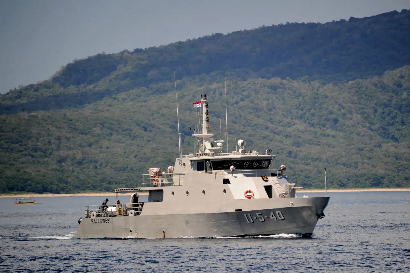 En indonesisk flådepatrulje ses her under søgningen efter den forsvundne ubåd. Sonny Tumbelaka/Ritzau Scanpix