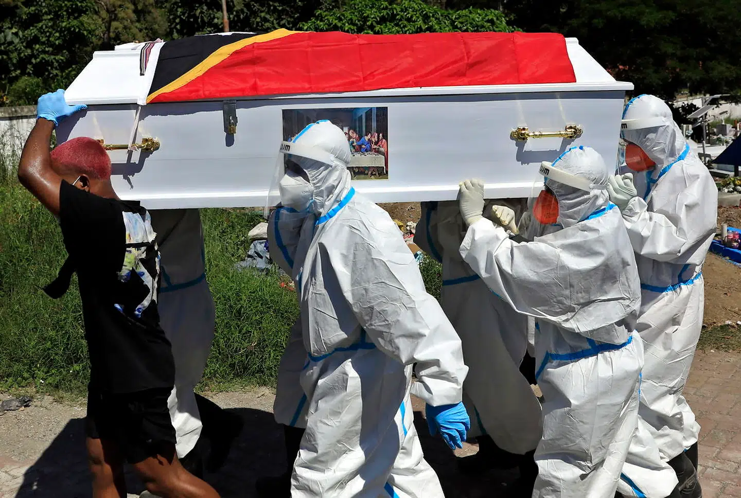 2,7 mio mennesker er døde med Corona verden over. Her bliver en båret til begravelse i i Dili i Østtimor. Foto: EPA/ANTONIO DASIPARU