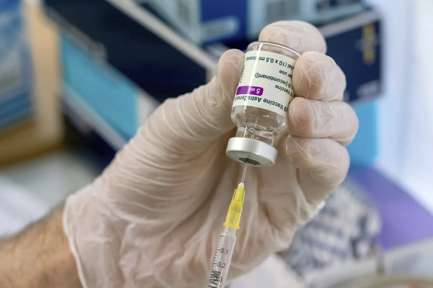 AstraZeneca-vaccinen vurderes at kunne føre til en sjælden type blodprop hos omkring 1 ud af 100.000 vaccinerede (Arkivfoto). Peter Endig/Ritzau Scanpix