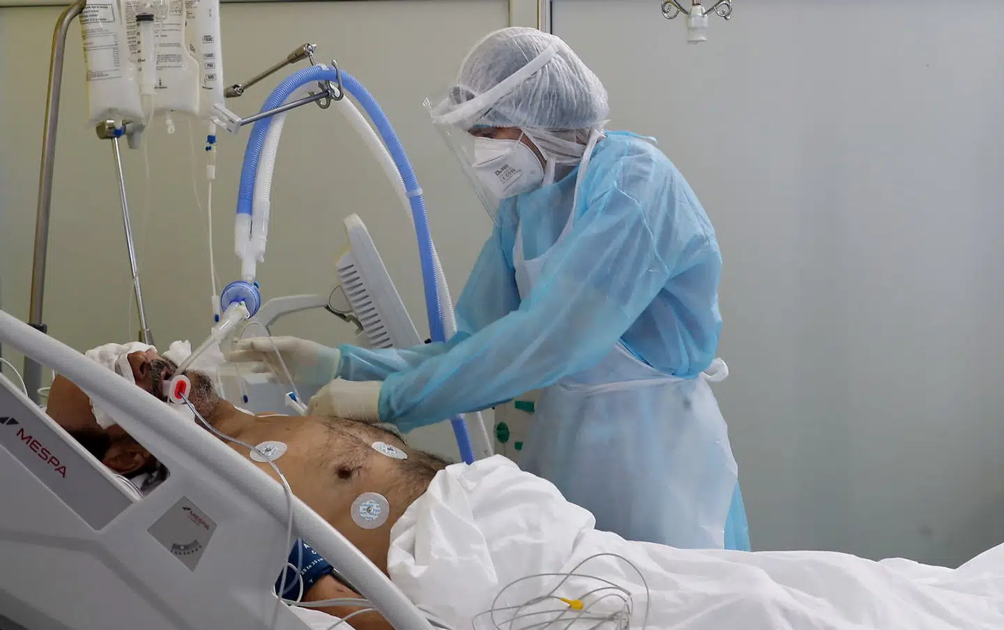 En sundhedsmedarbejder tilser en patient med Covid 19 i Tunesien Foto: EPA/MOHAMED MESSARA