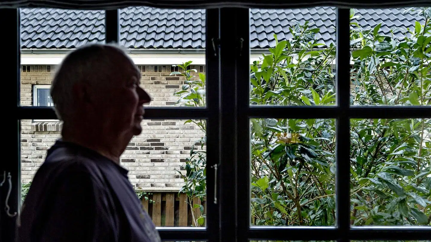 Søren Mandrup er skuffet over kommunen, der gav hans nye nabo lov til at rive det gamle hus ned, hæve det meste af grunden med næsten halvanden meter og bygge et nyt lige op ad skellet.