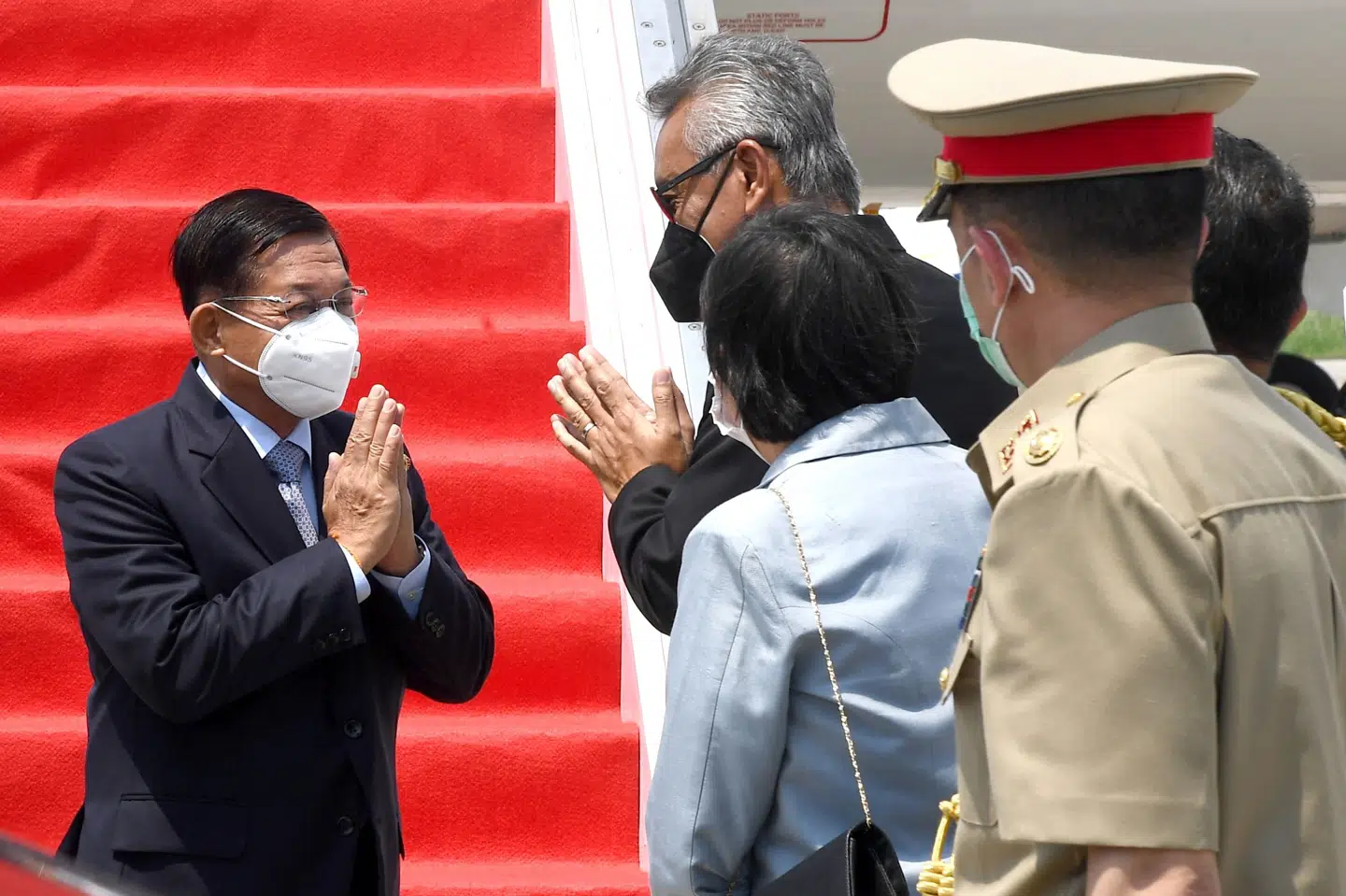 Militærleder Min Aung Hlaing (til venstre) ankom lørdag til Indonesiens hovedstad, Jakarta, knap tre måneder efter et militærkup i Myanmar. Handout/Ritzau Scanpix