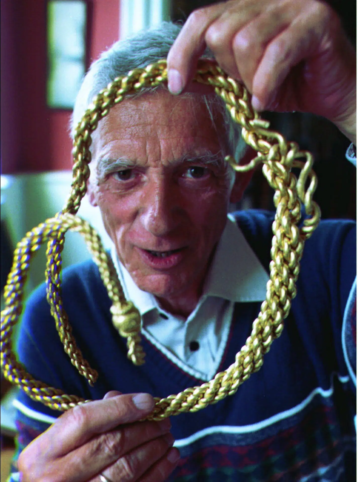 Direktør Poul Kjærum fra Moesgaard Museum med den uerstattelige Tissø-ring, som blev stjålet i 1994. Senere blev den nu mordtiltalte mand idømt to år for tyveriet.