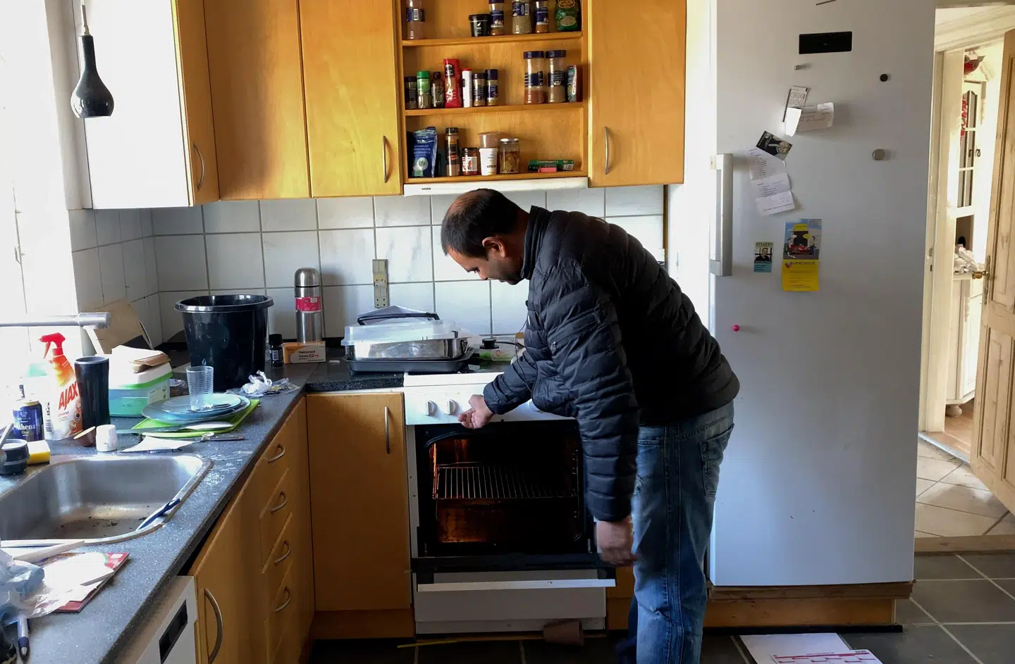 Det ligner, at huset er blevet pludselig forladt.