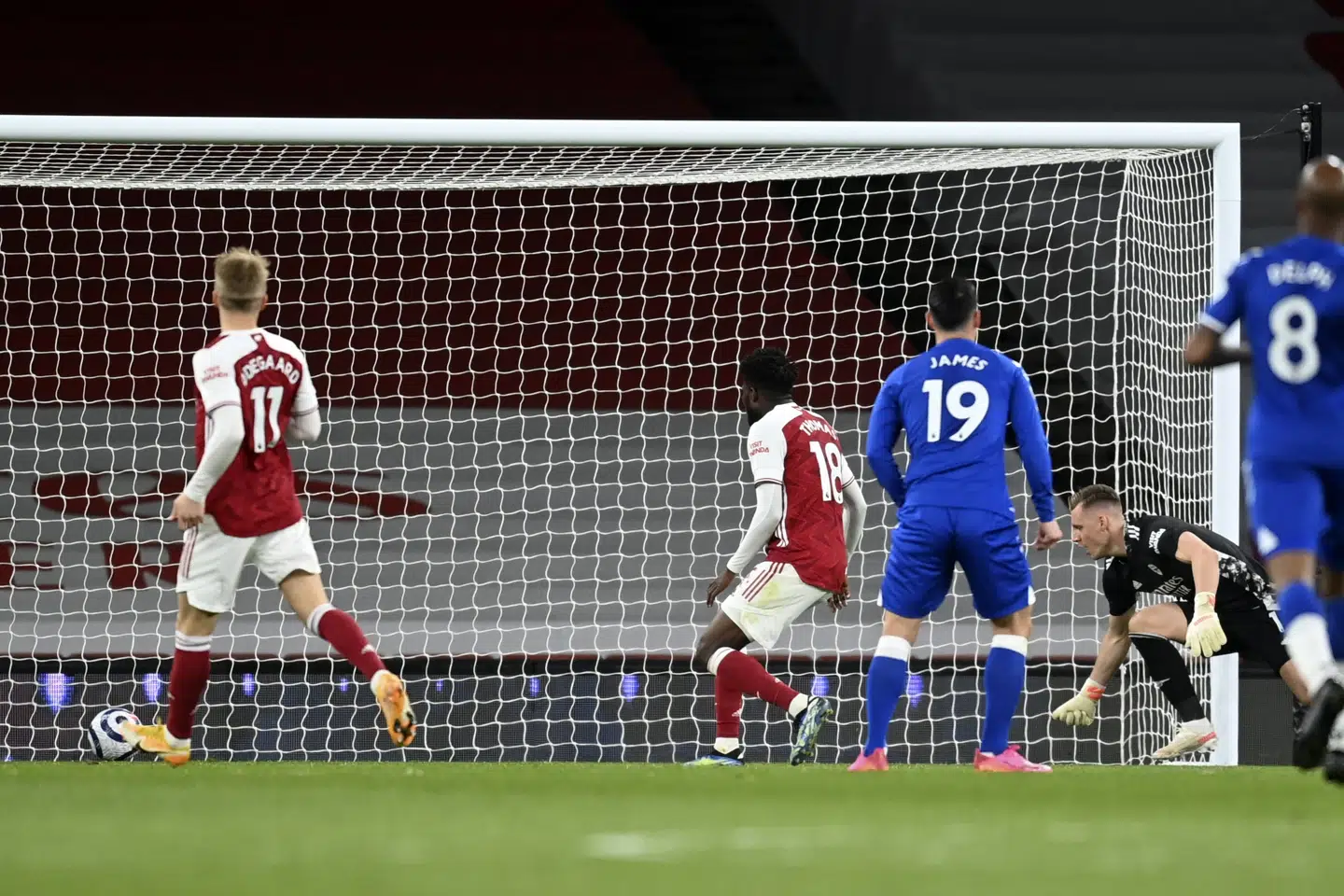 Bernd Leno spræller inde på målstregen, mens bolden hopper ind i netmaskerne i fredagens nederlag. Michael Regan/Ritzau Scanpix