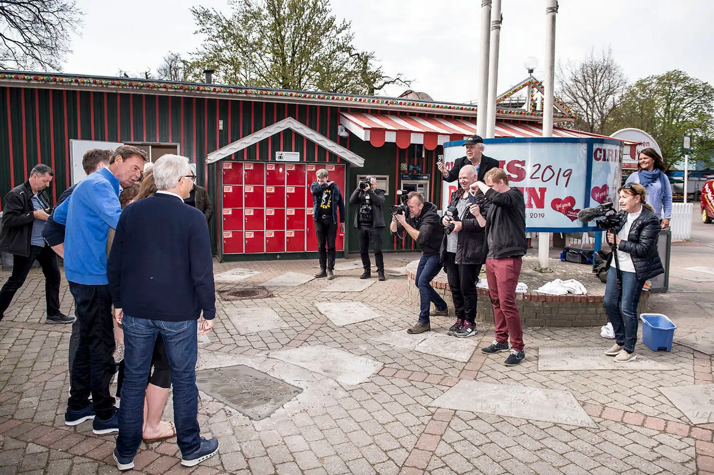 Cirkusrevyens skuespillere Ulf Pilgaard, Lisbet Dahl, Henrik Lykkegaard, Lise Baastrup og Karsten Jansfort til den årlige tradition "Fødder i cement" foran revyteltet på Dyrehavsbakken onsdag den 24. april 2019.. (Foto: Mads Claus Rasmussen/Ritzau Scanpix)