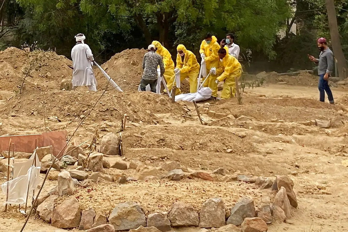 Her begraver familien et offer for covid-19 på en muslimsk gravplads i Delhi.