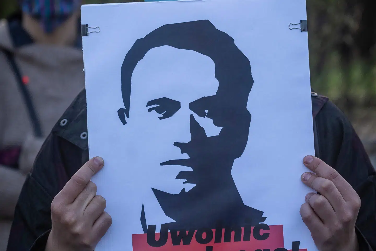 Den russiske oppositionsleder Aleksej Navalnyj siger, at han vil begynde at indstille sin sultestrejke. Læger, som har tilset Navalnyj, har indtrængende opfordret ham til at indstille sin sultestrejke, da han ellers risikerer at dø. Wojtek Radwanski/Ritzau Scanpix