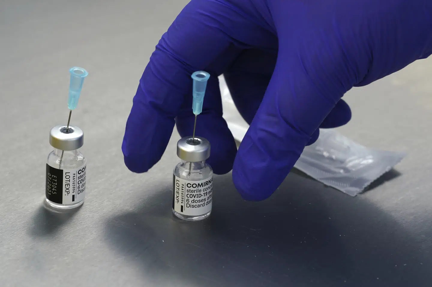 Vaccinen fra BioNTech og Pfizer er den mest anvendte mod coronavirus i Danmark i øjeblikket, og de to producenter har også i højere grad end de øvrige coronavaccineproducenter levet op til leveringsaftaler med EU-Kommissionen. Marcus Brandt/Ritzau Scanpix