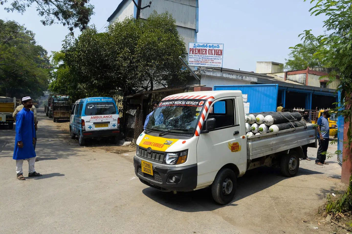 Lastbilchauffører i Indien, der transporter ilt til hospitaler, har i nogle tilfælde ventet i tre døgn på at få deres biler fyldt op hos oxygen-producenterne på grund af den store efterspørgsel efter ilt på landets covid-19 afdelinger. Noah Seelam/Ritzau Scanpix