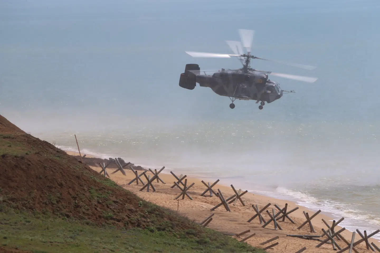 En russisk militærhelikopter, en Kamov Ka-29, under en manøvre tæt ved Krim. Rusland begyndte fredag at trække militære styrker væk fra grænseområdet til Ukraine. De har gennemført en stor militær manøvre i området. Vadim Savitsky/Ritzau Scanpix
