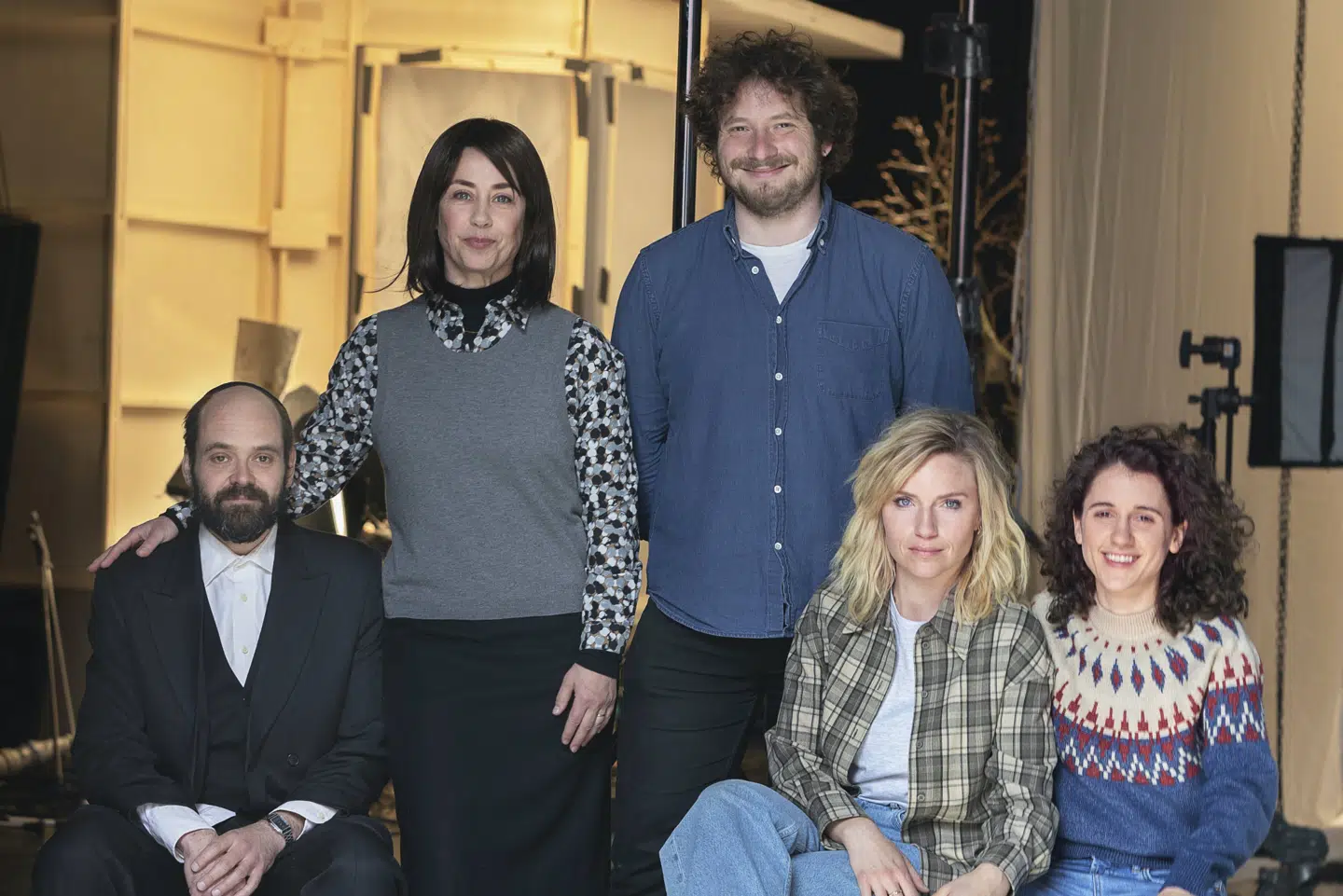 Selv om det er Gabriel Bier Gislasons spillefilmsdebut, har han samlet et hold af garvede kræfter. Fra venstre er det David Dencik, Sofie Gråbøl, Gabriel Bier Gislason, Josefine Park og Ellie Kendrick. Søren Kirkegaard/Free