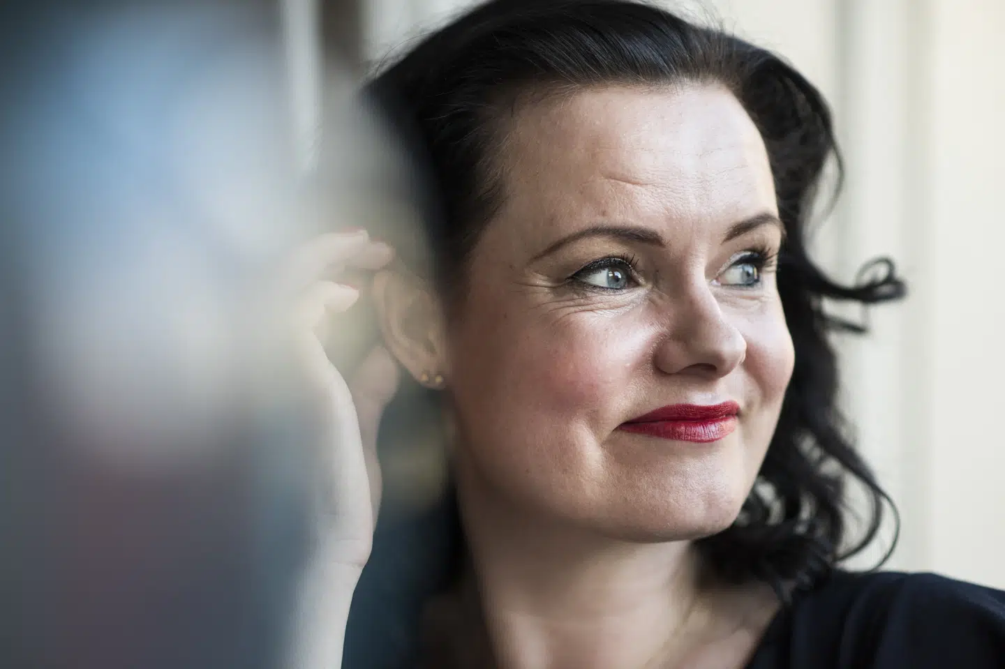 Efter udgivelsen af Den, der lever stille var Leonora Christina Skov på foredragsturné i to år. Succesen var så uvant for den 44-årige forfatter, at hun var sikker på, det var et mikroskopisk vindue, som snart ville lukke sig igen. Derfor sagde hun fluks ja til alt, hvad hun blev tilbudt, og plastrede kalenderen til med foredrag, der tog hende fra Nordjylland den ene dag til Bornholm den næste. Det er jo med at slå til, når chancen er der. Hun blev så grebet af at følge med succesen, at hendes krop måtte halse bagefter. Sofie Mathiassen/Ritzau Scanpix