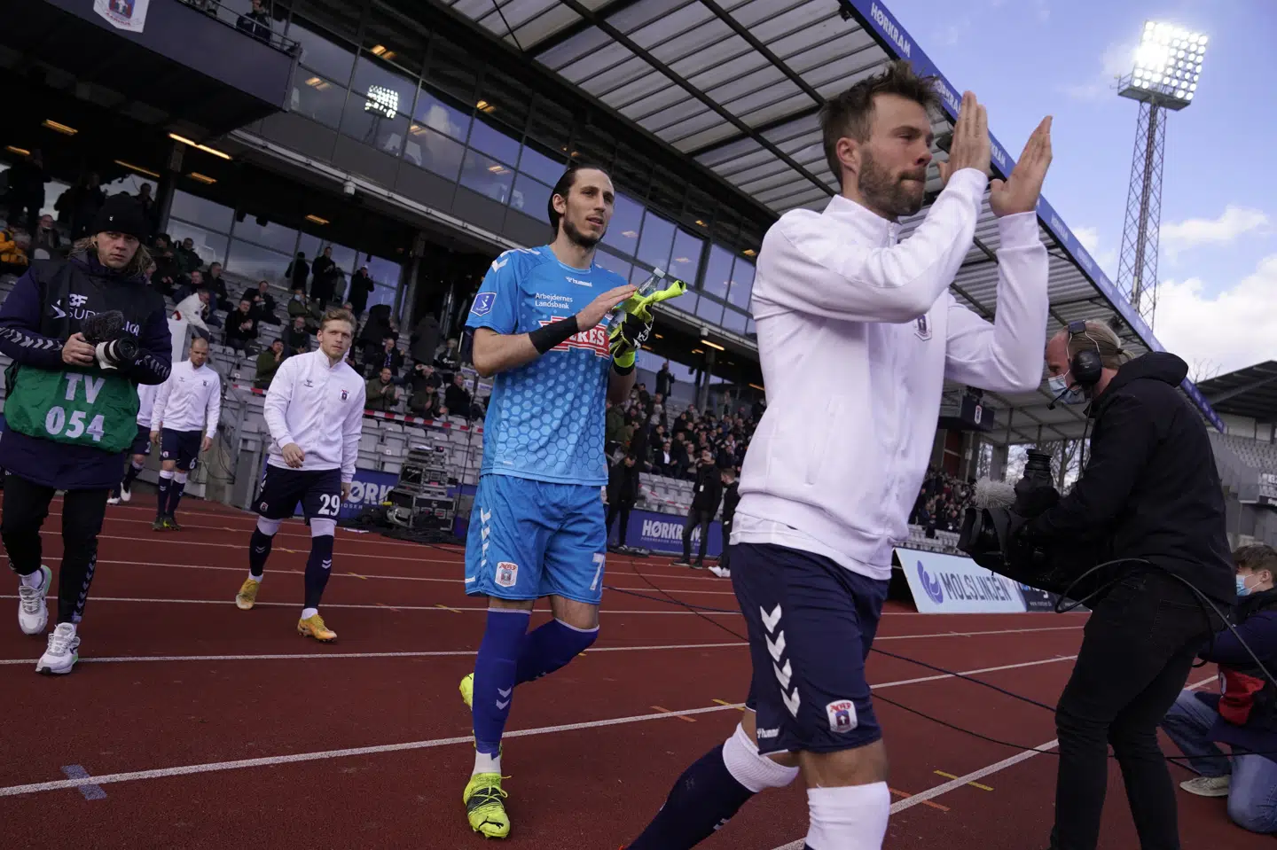 Kamil Grabara var glad for, at der var fans tilbage på lægterne til AGF's kamp mod Randers FC torsdag aften. Henning Bagger/Ritzau Scanpix