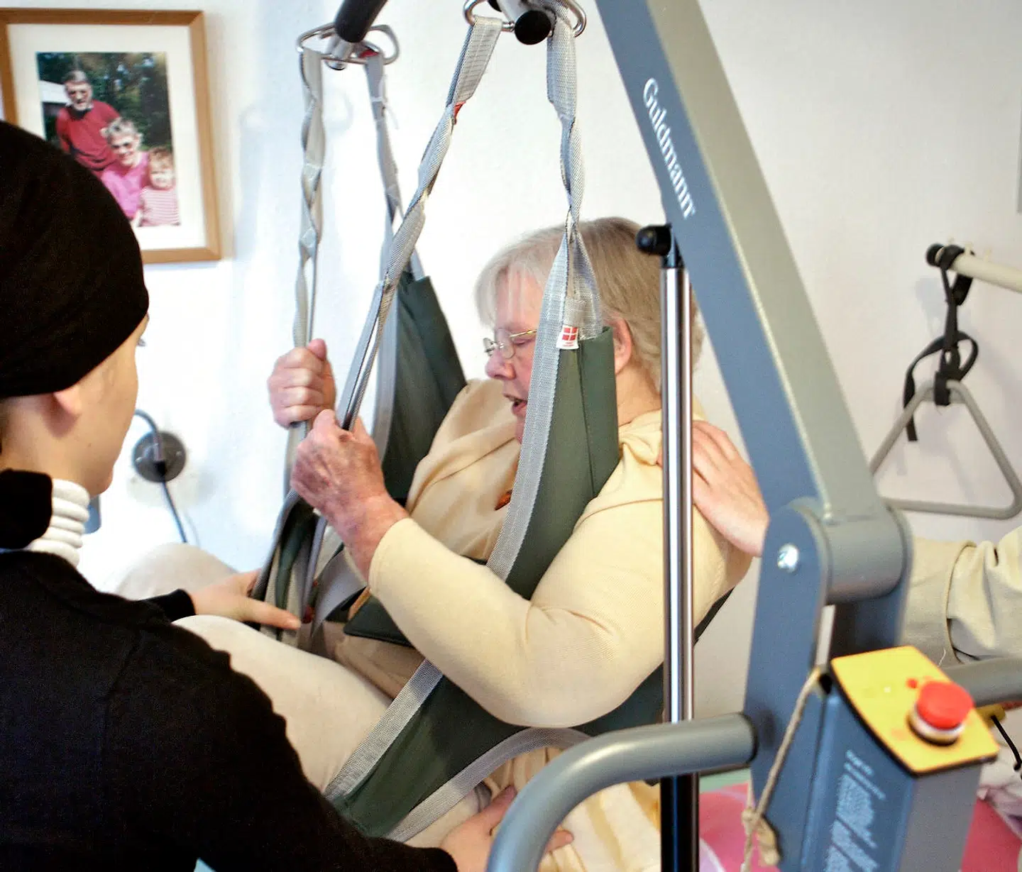 Hjemmehjælpere hos en borger i Kolding nægter at udføre deres opgaver det pågældende sted, fordi manden til den plejekrævende kvinde, som de skal hjælpe, filmer og overvåger dem gennem tre videokameraer. Nu skal Arbejdsretten afgøre, om de har ret til at sige nej til at udføre opgaverne på grund af overvågningen. Kvinden på fotoet har ikke noget med den aktuelle sag at gøre.Arkivfoto