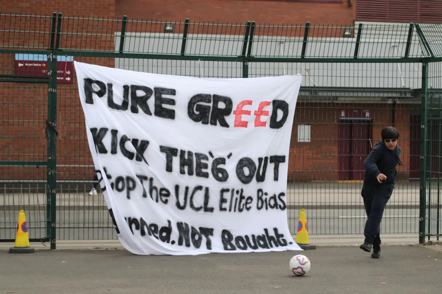 Mange fans i engelsk fodbold var utilfredse med, at seks klubber gik med i den europæiske Super League. Nu vil Premier League ændre i ligaens vedtægter, så det får konsekvenser, hvis en klub går med i den slags projekter i fremtiden. (Arkivfoto). Geoff Caddick/Ritzau Scanpix