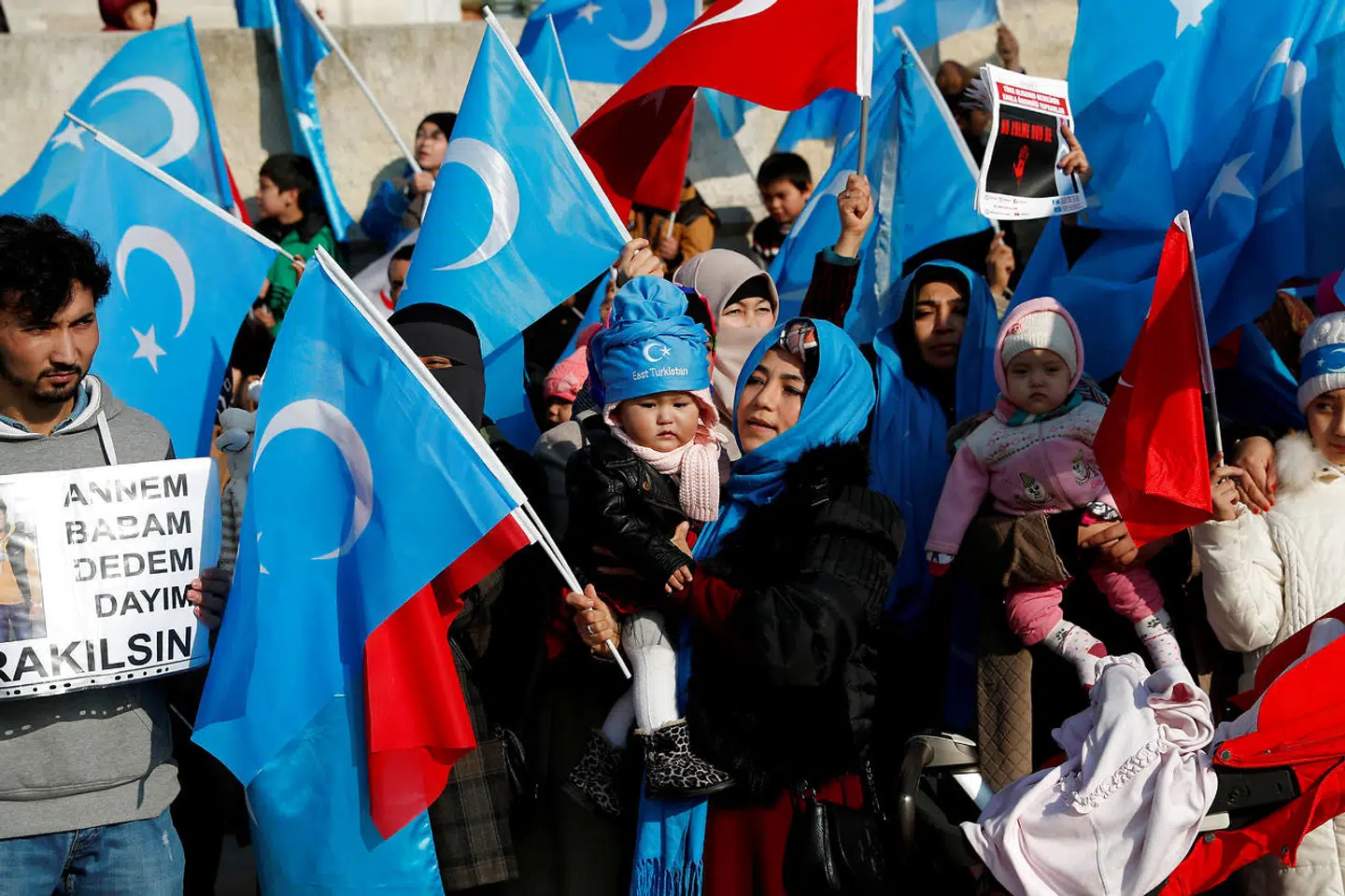 Uighurere deltager i en protest mod Kina (foto) i Istanbul forrige år. Det muslimske mindretal er forfulgt af de kinesiske myndigheder, som ifølge rapporter begår overgreb mod dem.