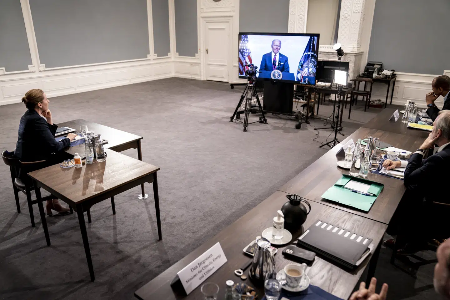 Statsminister Mette Frederiksen (S) deltager torsdag i et virtuelt klimamøde i København og lytter her, imens den amerikanske præsident, Joe Biden, indleder mødet. Mads Claus Rasmussen/Ritzau Scanpix
