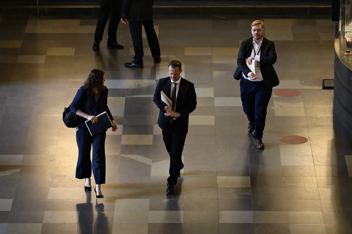 Udenrigsminister Jeppe Kofod (S) ankommer til mødet, da han er kaldt i samråd om myndighedsgruppen. Ministeren skal blandt andet redegøre for, hvorfor han ikke har fundet anledning til at aktivere myndighedsgruppen i perioden fra september 2019 til februar 2021. Philip Davali/Ritzau Scanpix