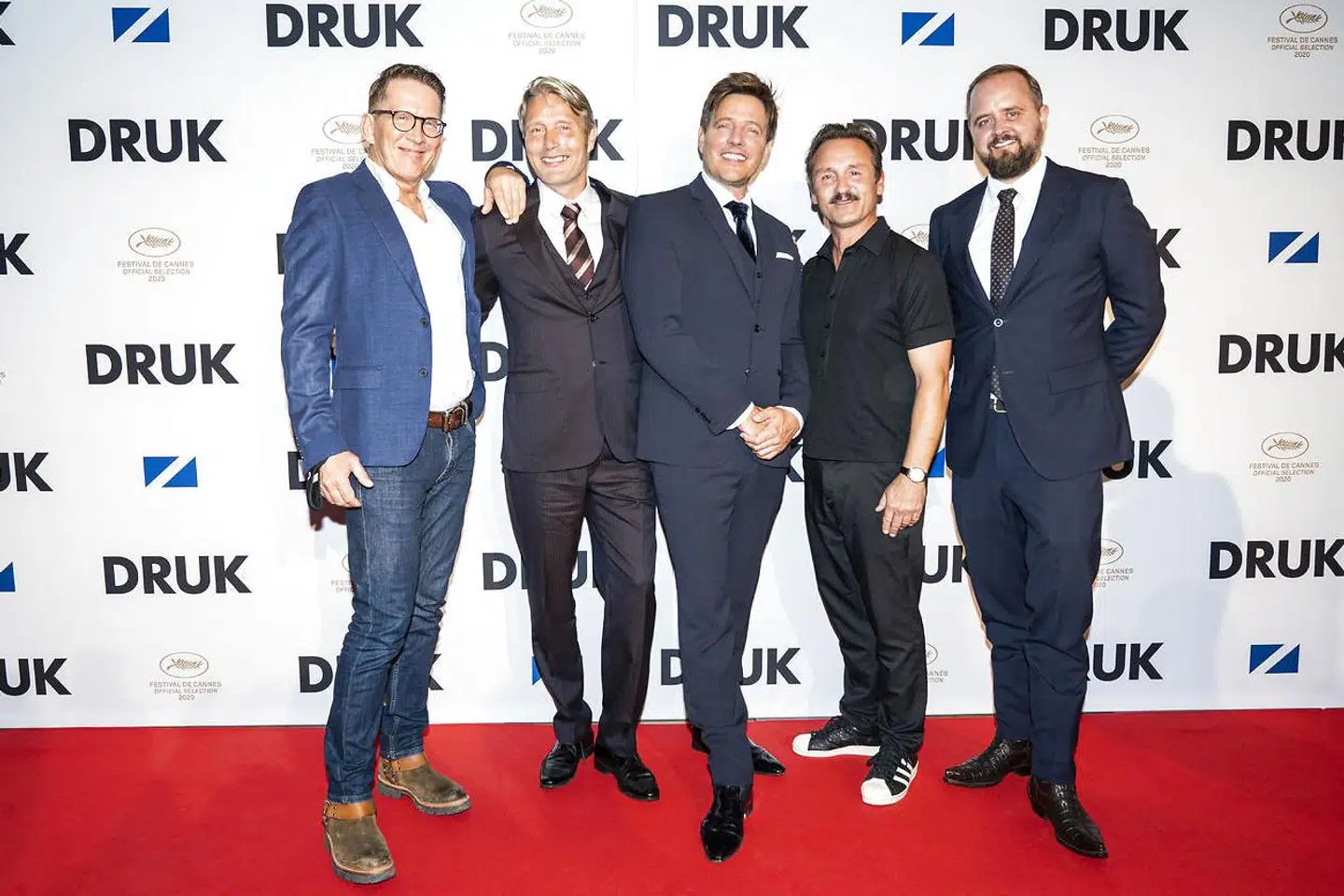 Thomas Vinterberg omgivet af de fire hovedrolleindehavere i 'Druk'.