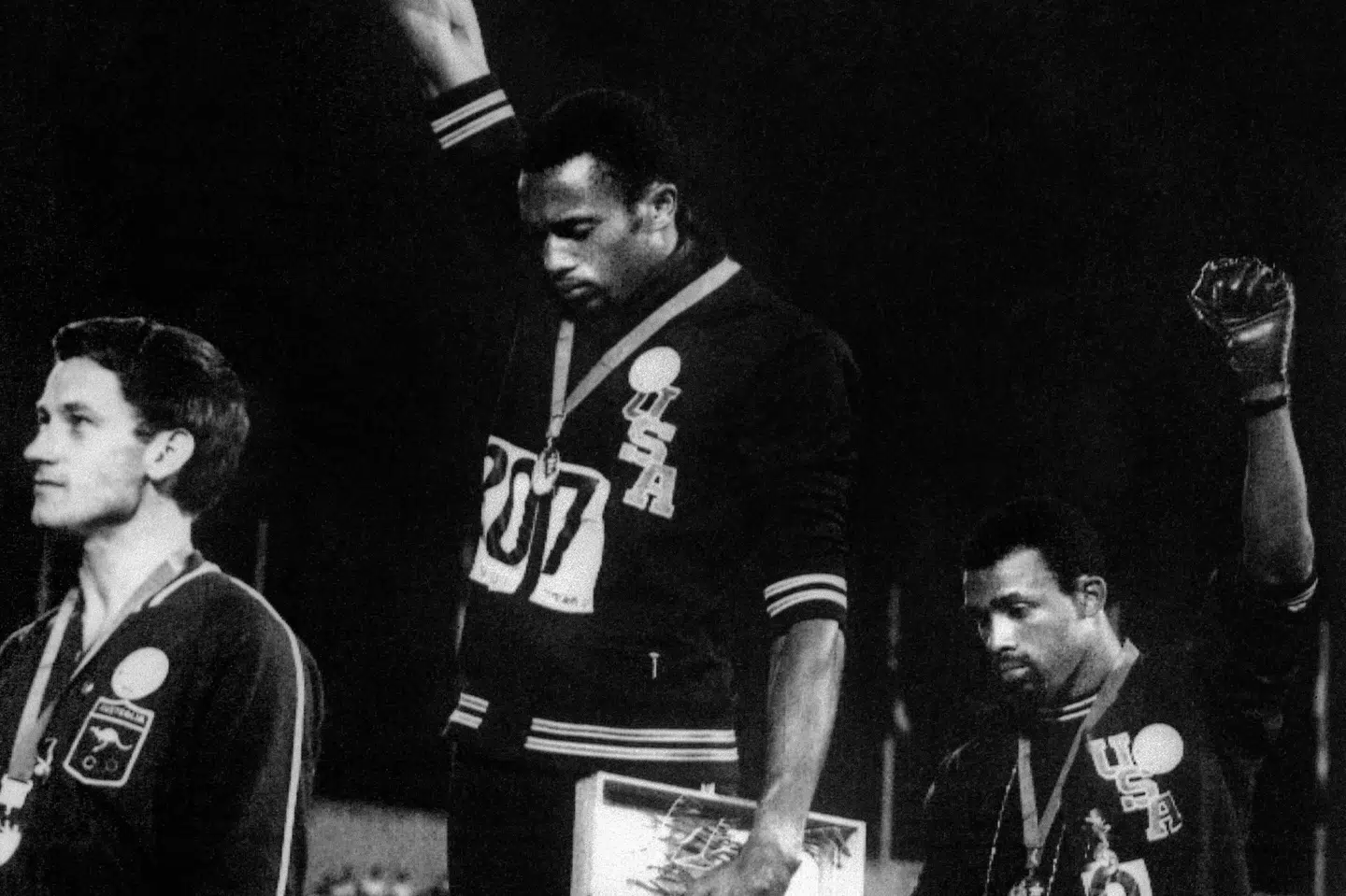 Det kan blive dyrt for OL-atleterne at gå ned på knæ eller knytte næven, eftersom IOC har besluttet at opretholde forbuddet mod politiske markeringer. (Arkivfoto) Off/Ritzau Scanpix