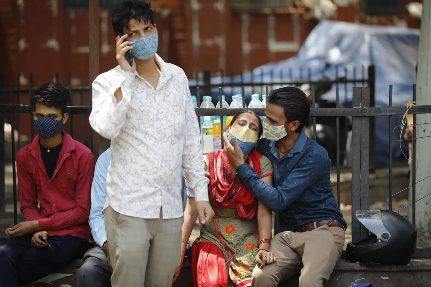 Indien har torsdag registreret 314.835 nye tilfælde af covid-19, hvilket er det hidtil højeste tal for et enkelt døgn i noget land under pandemien. Dette forstærker frygten for, at landets sundhedssektor er ved at blive overbebyrdet, da hospitaler i det nordlige og vestlige Indien - også i hovedstaden New Delhi - mangler iltflasker til covid-19 patienter. Uncredited/Ritzau Scanpix