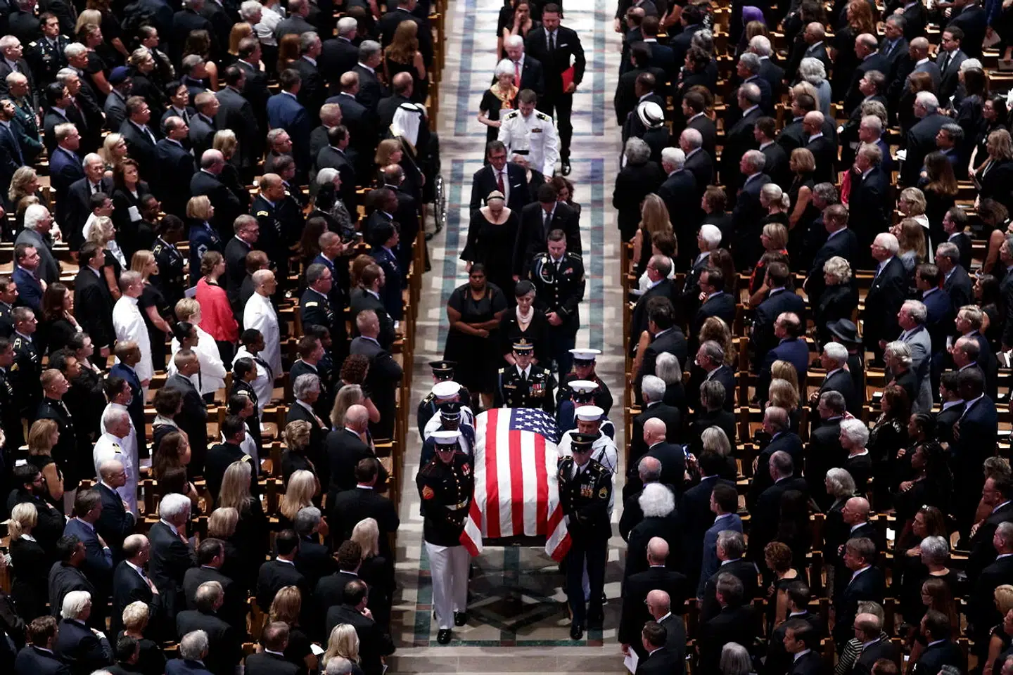Kisten med John McCain bæres ud af Washington National Cathedral. Bagved ses Cindy McCain og familien.
