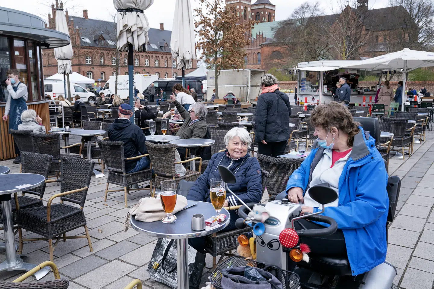 Onsdag var der mange danskere, som var taget ud for at nyde en fadøl, efter at barer og restauranter igen kunne byde på både uden- og indendørs servering. Claus Bech/Ritzau Scanpix