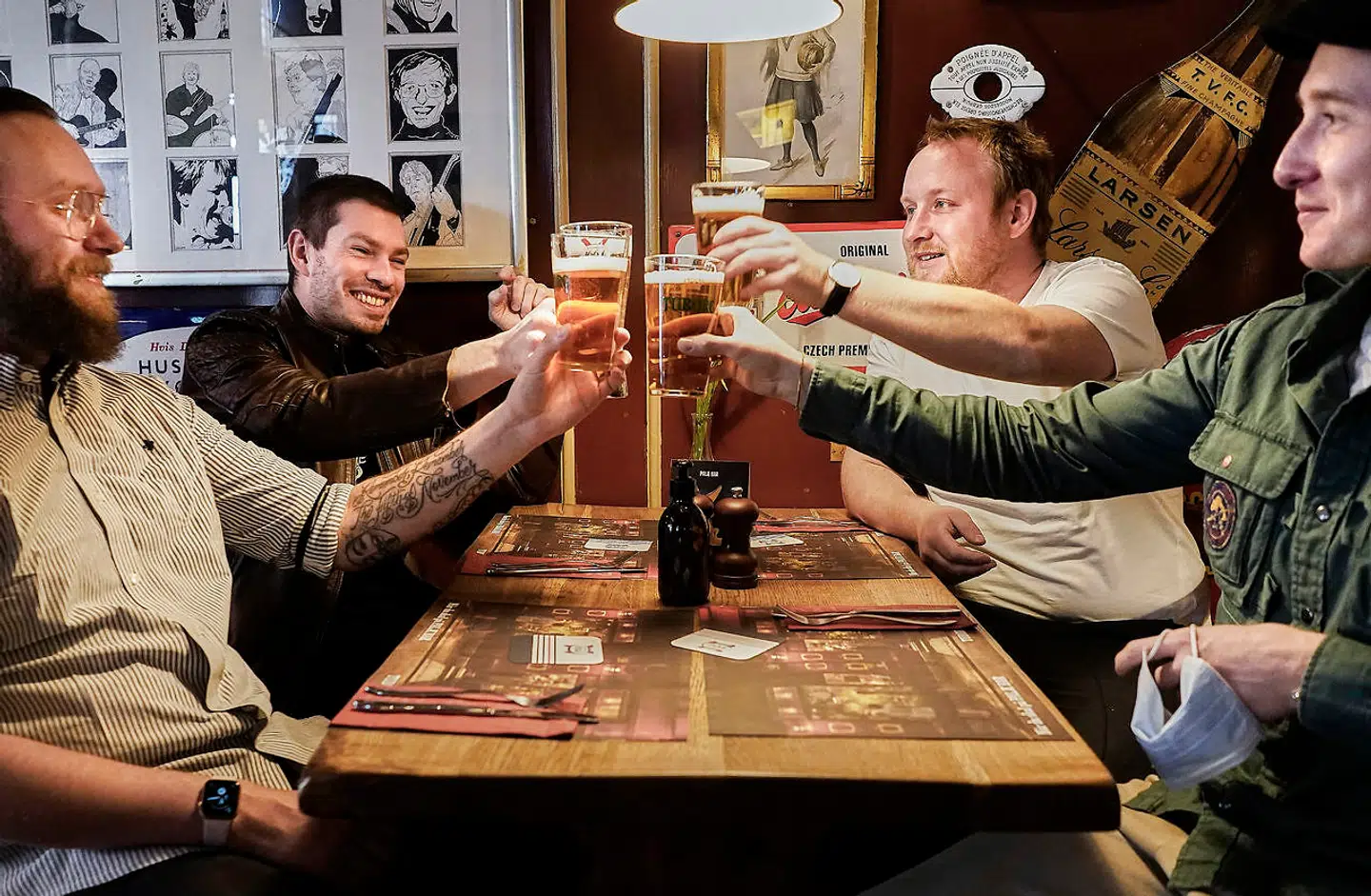 Efter flere måneders nedlukning genåbnede barer og værtshuse onsdag, og det bekymrer eksperter.