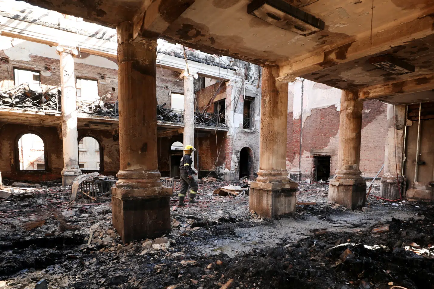 En brandmand besigtiger skaderne i Jagger Library på universitetet i Cape Town, UCT. Mike Hutchings/Reuters
