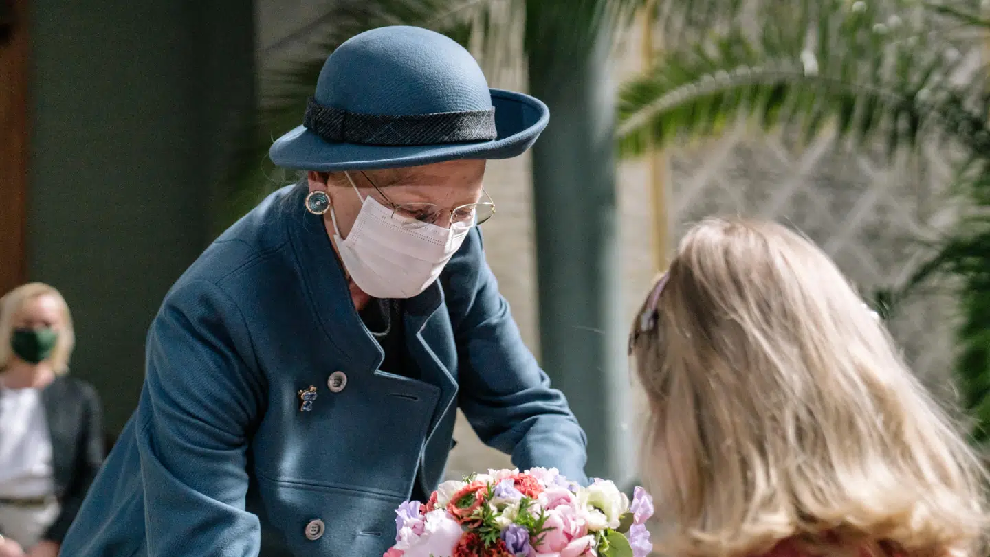 Dronning Margrethe fik overrakt blomster af to små blomsterpiger.
