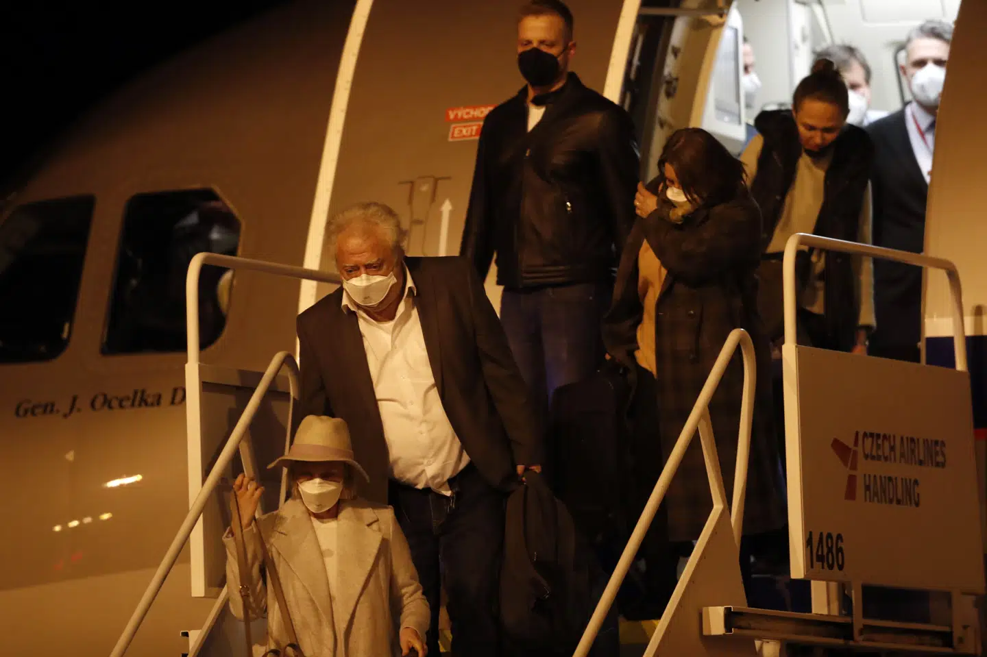 20 tjekkiske diplomater og deres familier landede mandag aften i Vaclav Havel Lufthavnen i Prag, efter Rusland havde beordret dem udvist. Nu kræver Tjekkiet, at de kan vende tilbage senest torsdag middag. Den tjekkiske regering har beskyldt Rusland for at have begået statsterror i 2014, hvor et tjekkisk ammunitionslager blev sprunget i luften. Petr David Josek/Ritzau Scanpix