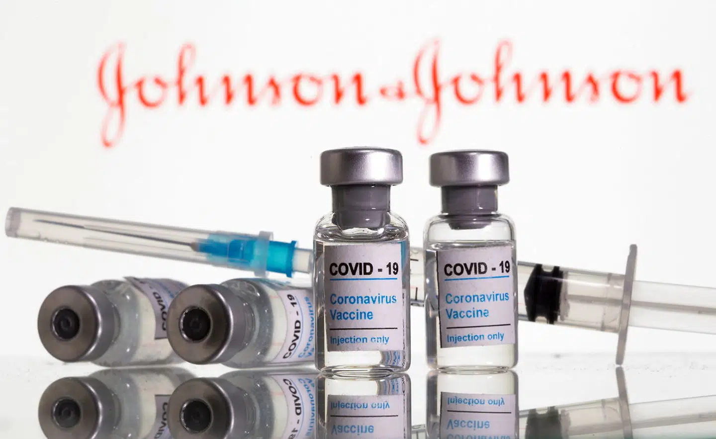 Vaccinen fra Johnson & Johnson er ligesom vaccinen fra AstraZeneca sandsynligvis årsag til sjældne, men alvorlige bivirkninger hos vaccinerede. REUTERS/Dado Ruvic/Illustration/File Photo