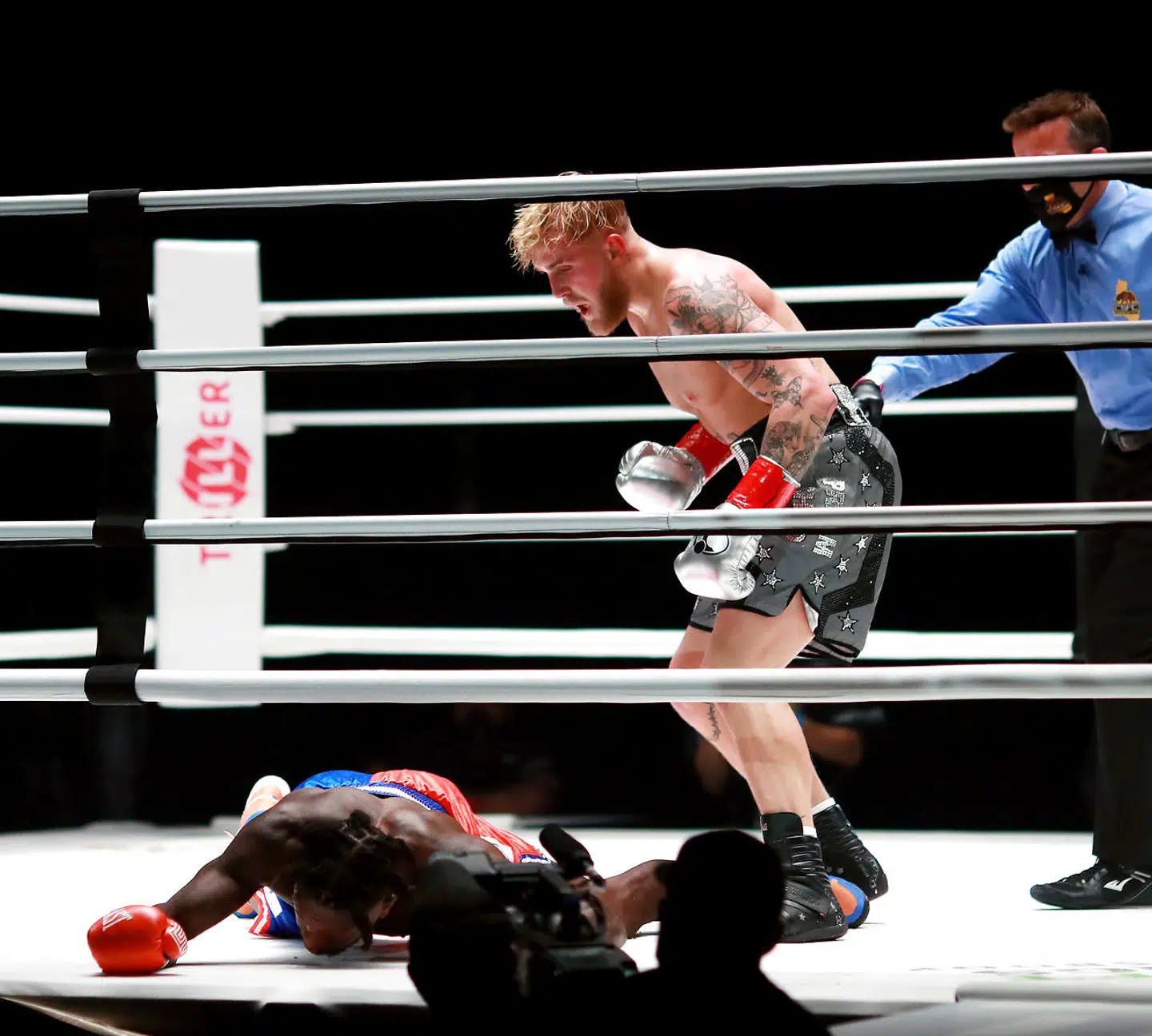 Youtuberen indledte i 2018 sin boksekarriere. Her er han i grå shorts efter at knockoutet Nate Robinson i november 2020.